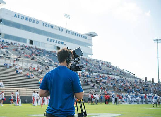 博彩平台推荐 Productions student filming a game